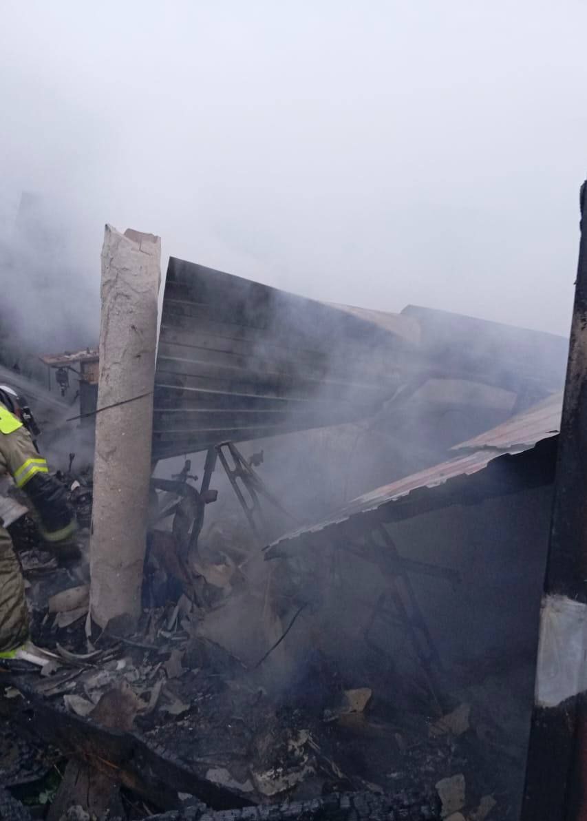 Автомобиль и гараж сгорели полностью — пожар в станице Каменнобродской рисковал перекинуться и на дом Автомобиль и гараж сгорели полностью — пожар в станице Каменнобродской рисковал перекинуться и на дом