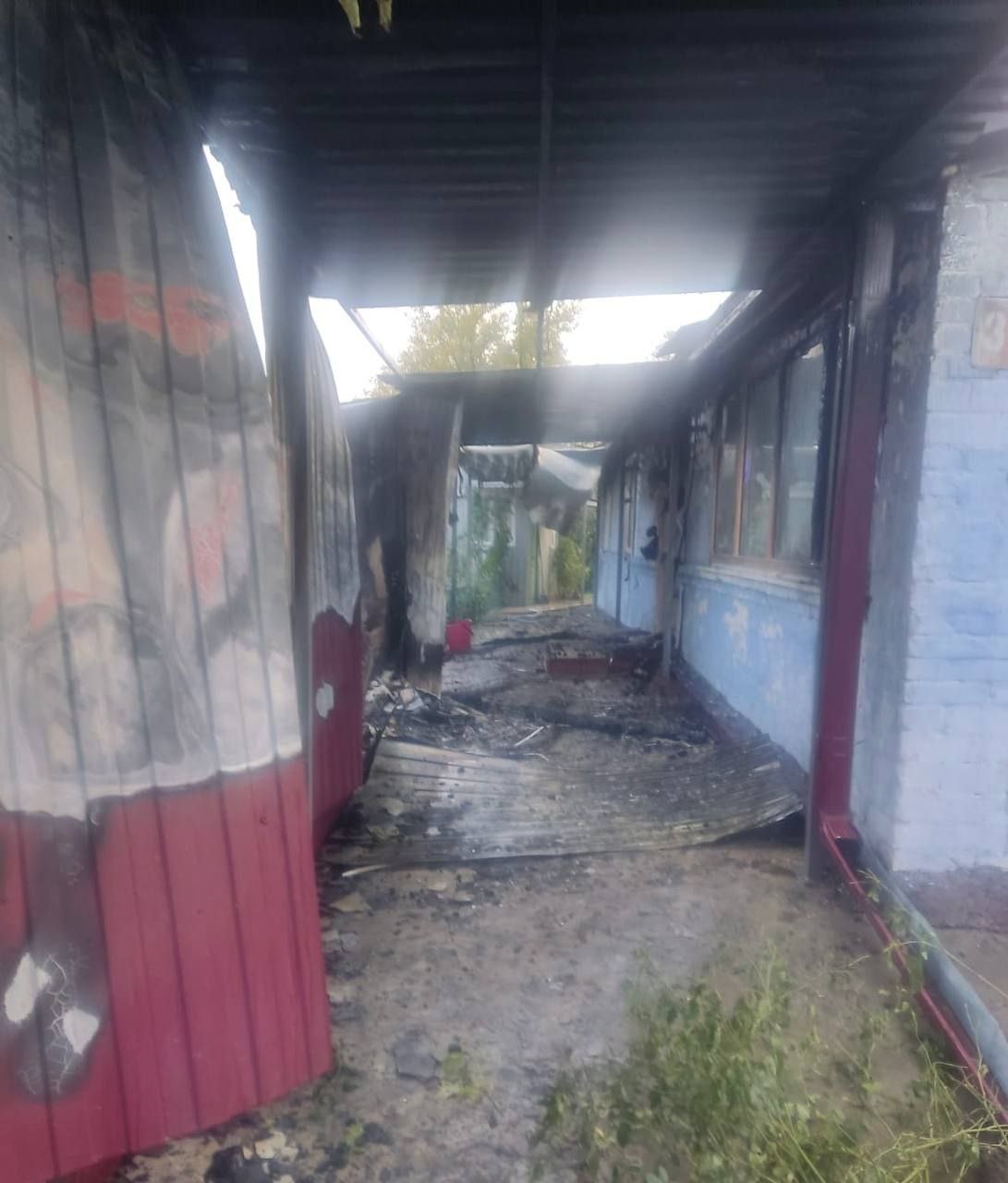 Автомобиль и гараж сгорели полностью — пожар в станице Каменнобродской рисковал перекинуться и на дом Автомобиль и гараж сгорели полностью — пожар в станице Каменнобродской рисковал перекинуться и на дом