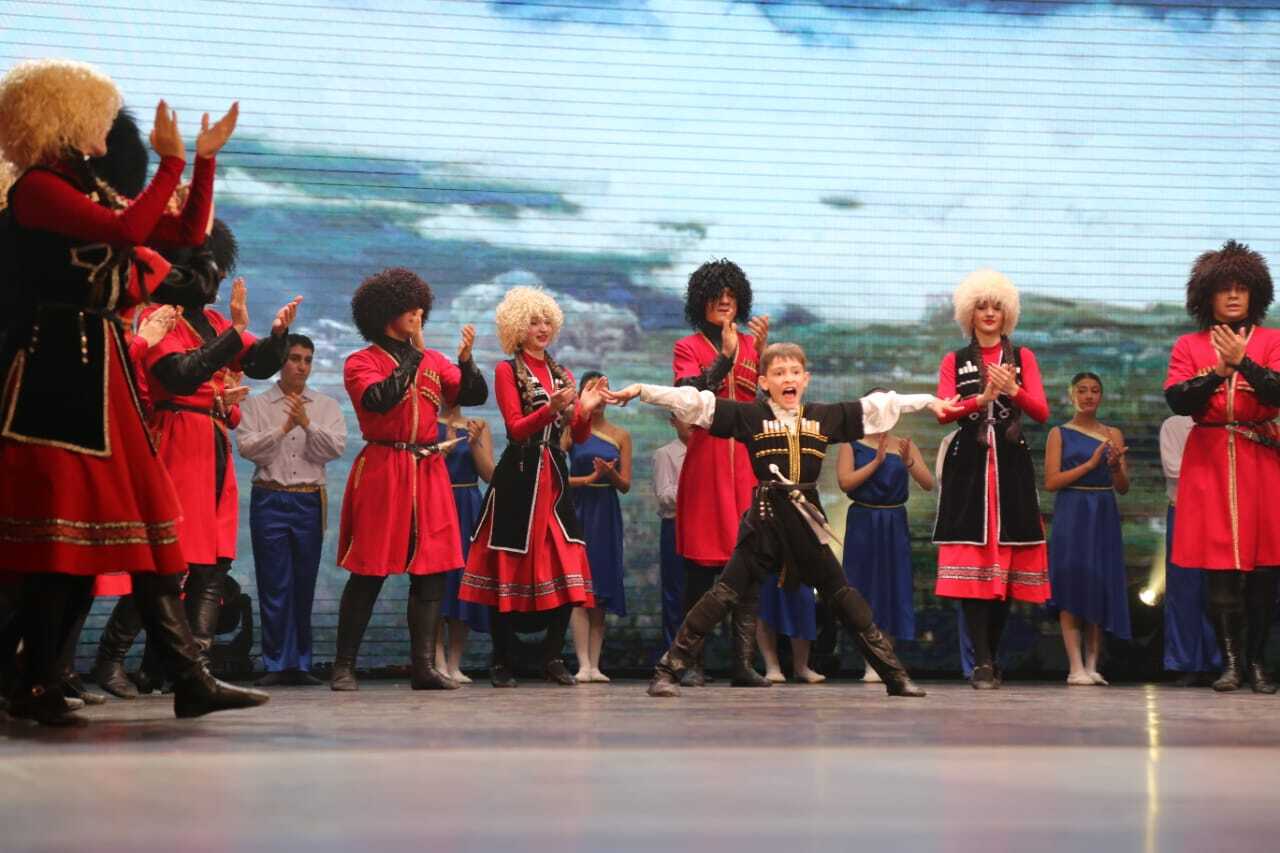 Во Дворце культуры и спорта прошла городская программа «В единстве народов — сила России», собравшая на одной сцене лучшие творческие коллективы города, студентов, артистов и всех, кто искренне гордится своей страной Во Дворце культуры и спорта прошла городская программа «В единстве народов — сила России», собравшая на одной сцене лучшие творческие коллективы города, студентов, артистов и всех, кто искренне гордится своей страной