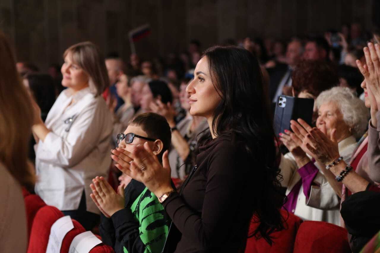 Во Дворце культуры и спорта прошла городская программа «В единстве народов — сила России», собравшая на одной сцене лучшие творческие коллективы города, студентов, артистов и всех, кто искренне гордится своей страной Во Дворце культуры и спорта прошла городская программа «В единстве народов — сила России», собравшая на одной сцене лучшие творческие коллективы города, студентов, артистов и всех, кто искренне гордится своей страной