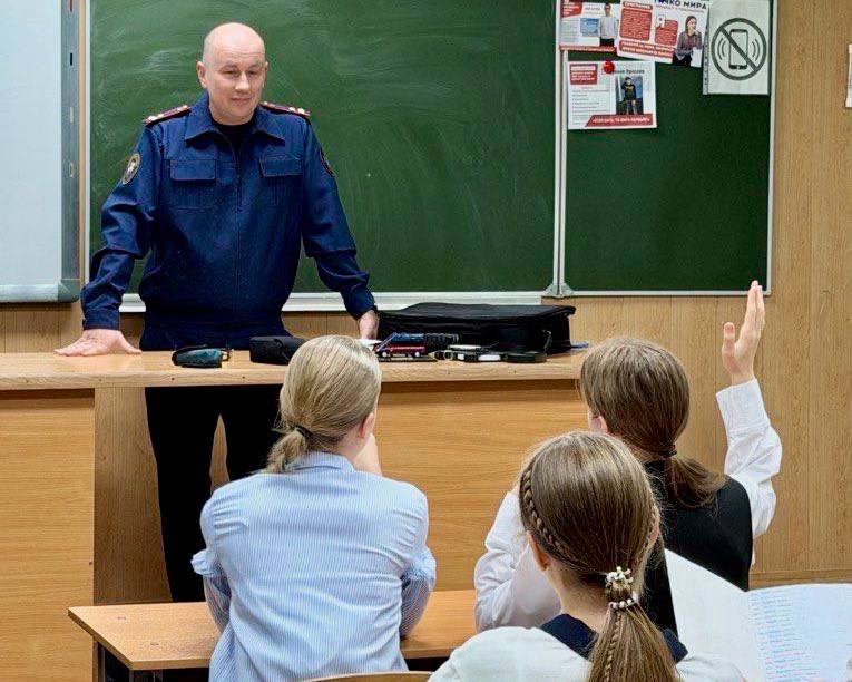 Руководитель Изобильненского межрайонного следственного отдела провел профориентационное занятие для школьников Руководитель Изобильненского межрайонного следственного отдела провел профориентационное занятие для школьников