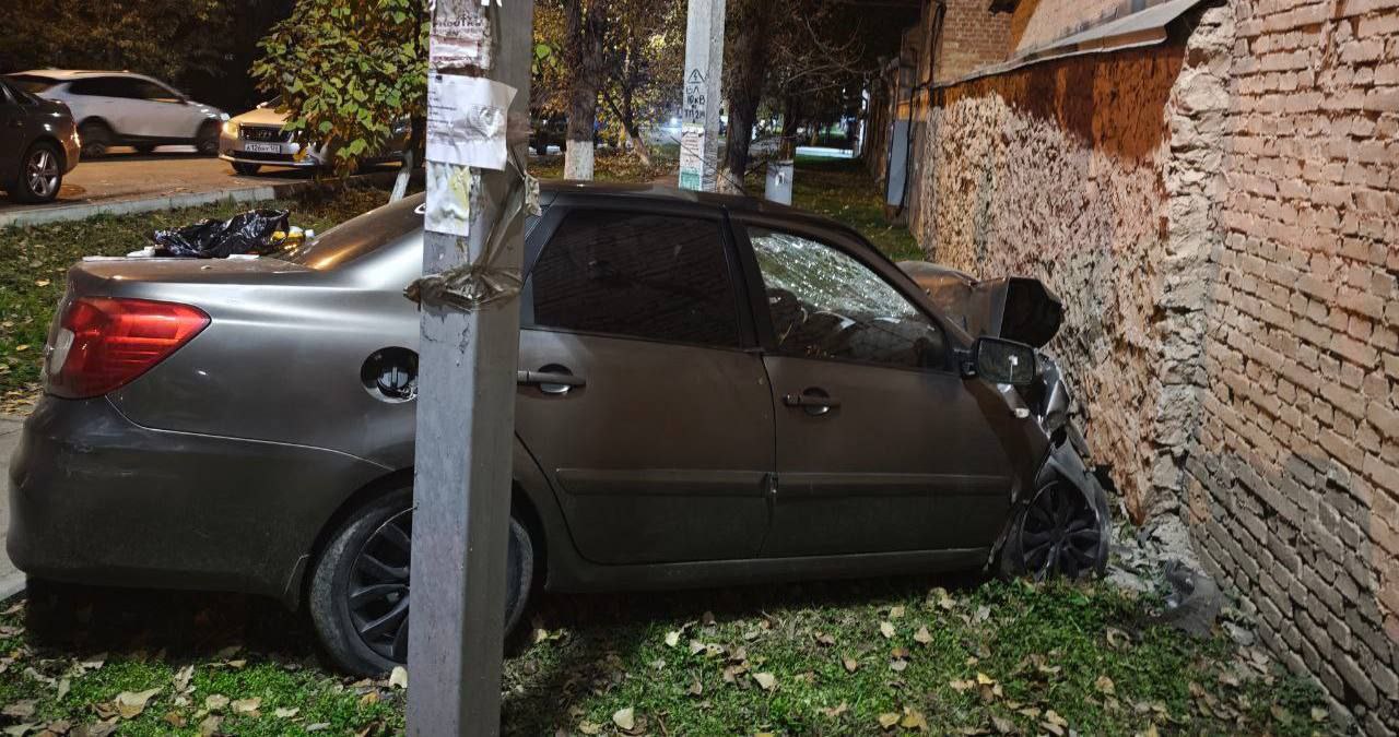 Легковушка врезалась в стену в Пятигорске – водитель погиб Легковушка врезалась в стену в Пятигорске – водитель погиб