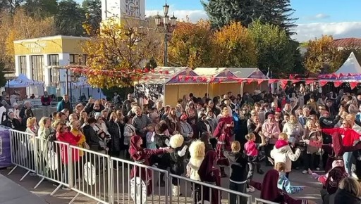 Атмосфера праздничного многонационального Кисловодска на Курортном бульваре – в городе отмечают День народного единства!