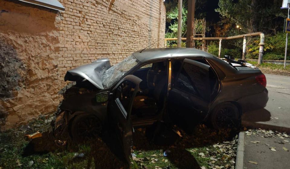 Легковушка врезалась в стену в Пятигорске – водитель погиб