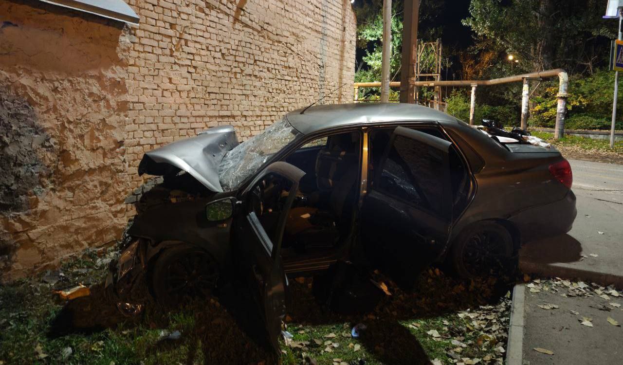 Легковушка врезалась в стену в Пятигорске – водитель погиб