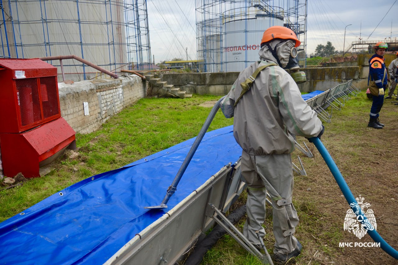 Проверка боевой готовности: В Буденновске отработали сценарий крупного разлива ГСМ Проверка боевой готовности: В Буденновске отработали сценарий крупного разлива ГСМ