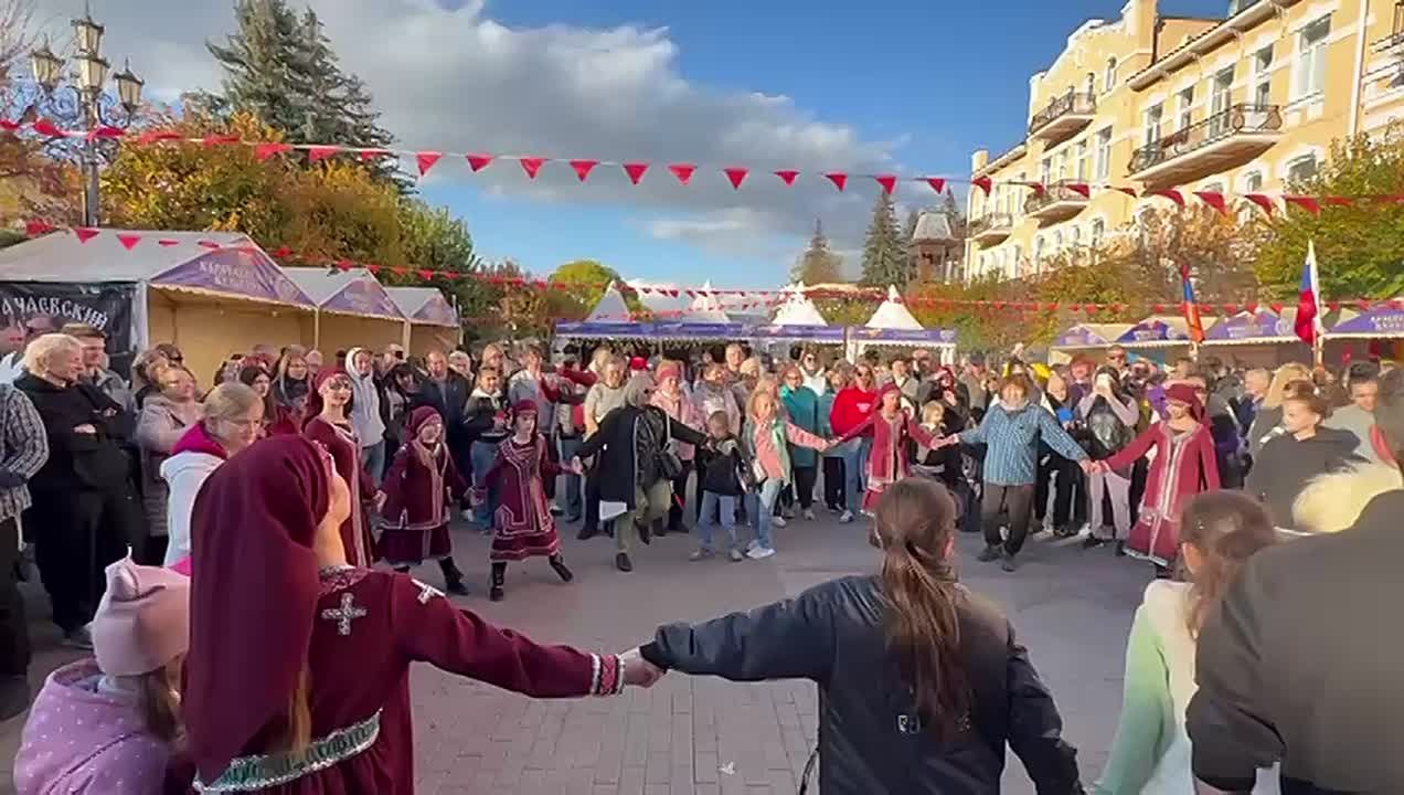 1 ноября на центральной площади города Кисловодска, на бульваре Курортном, прошёл увлекательный мастер-класс по национальным грузинским танцам!