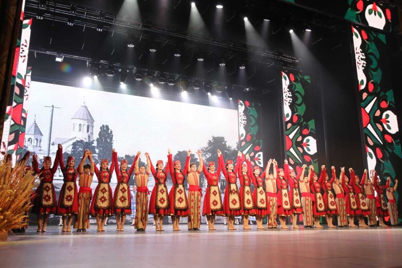 Во Дворце культуры и спорта прошла городская программа «В единстве народов — сила России», собравшая на одной сцене лучшие творческие коллективы города, студентов, артистов и всех, кто искренне гордится своей страной Во Дворце культуры и спорта прошла городская программа «В единстве народов — сила России», собравшая на одной сцене лучшие творческие коллективы города, студентов, артистов и всех, кто искренне гордится своей страной