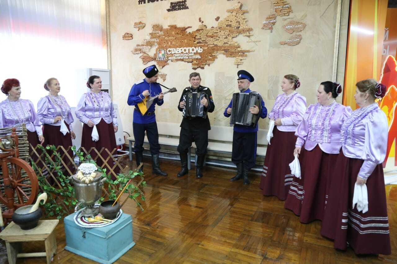 Во Дворце культуры и спорта прошла городская программа «В единстве народов — сила России», собравшая на одной сцене лучшие творческие коллективы города, студентов, артистов и всех, кто искренне гордится своей страной Во Дворце культуры и спорта прошла городская программа «В единстве народов — сила России», собравшая на одной сцене лучшие творческие коллективы города, студентов, артистов и всех, кто искренне гордится своей страной