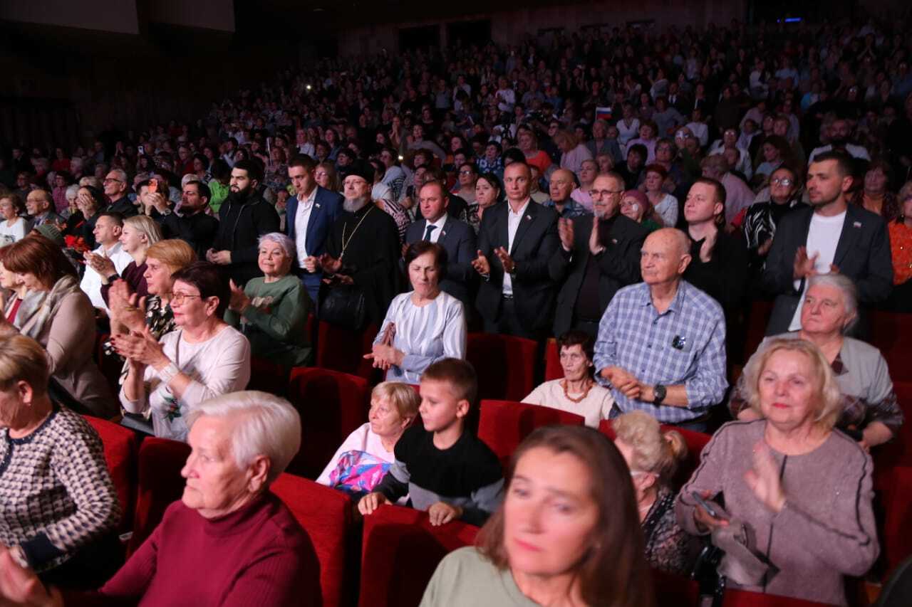 Во Дворце культуры и спорта прошла городская программа «В единстве народов — сила России», собравшая на одной сцене лучшие творческие коллективы города, студентов, артистов и всех, кто искренне гордится своей страной Во Дворце культуры и спорта прошла городская программа «В единстве народов — сила России», собравшая на одной сцене лучшие творческие коллективы города, студентов, артистов и всех, кто искренне гордится своей страной
