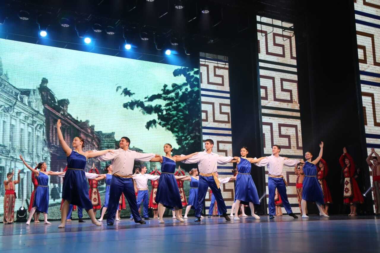 Во Дворце культуры и спорта прошла городская программа «В единстве народов — сила России», собравшая на одной сцене лучшие творческие коллективы города, студентов, артистов и всех, кто искренне гордится своей страной Во Дворце культуры и спорта прошла городская программа «В единстве народов — сила России», собравшая на одной сцене лучшие творческие коллективы города, студентов, артистов и всех, кто искренне гордится своей страной