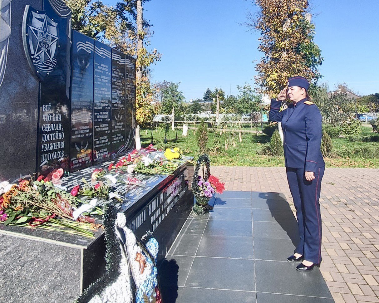 В Кировском округе сотрудники СКР приняли участие в памятных мероприятиях, приуроченных к празднованию Дня народного единства