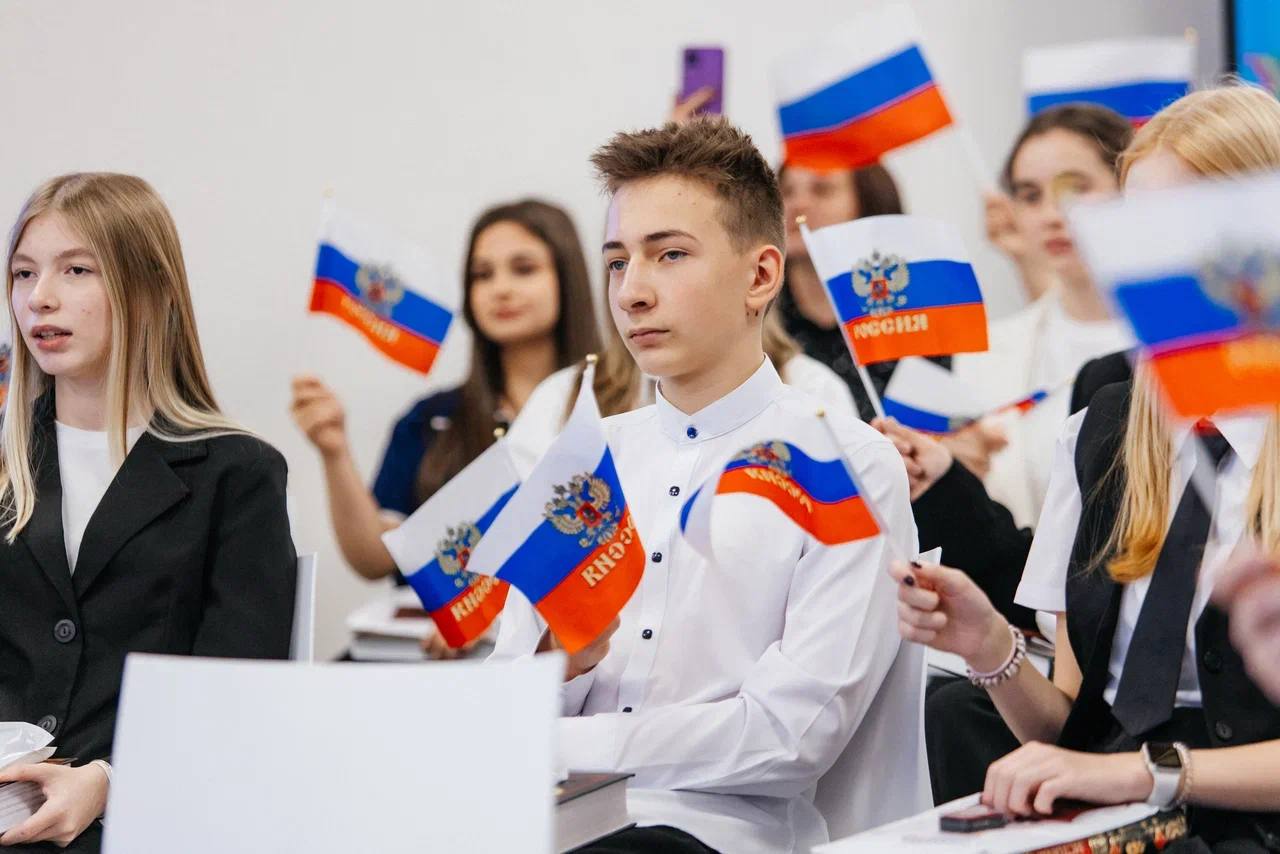 Дмитрий Ворошилов: Сегодня в преддверии Дня народного единства двадцать один школьник Пятигорска получил свой первый главный документ - паспорт гражданина России Дмитрий Ворошилов: Сегодня в преддверии Дня народного единства двадцать один школьник Пятигорска получил свой первый главный документ - паспорт гражданина России