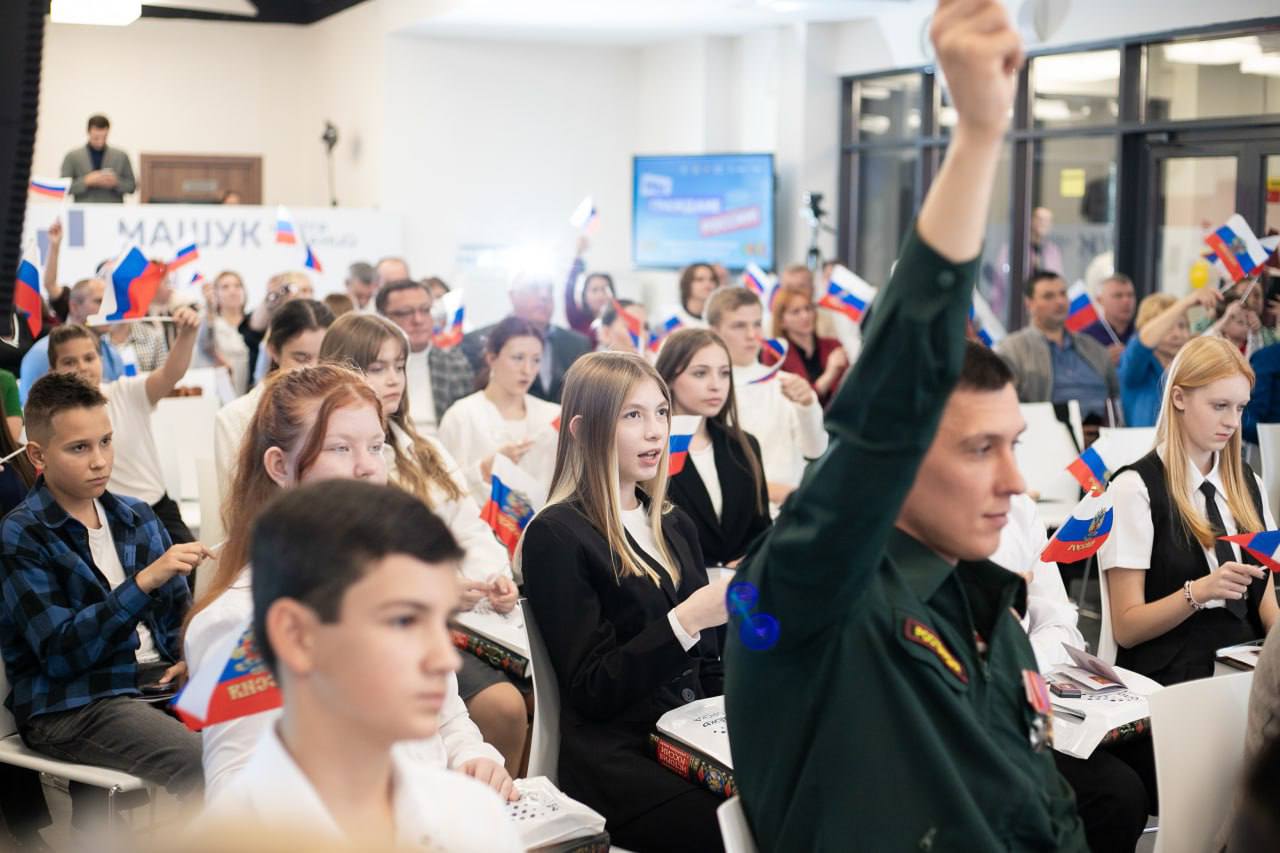 Дмитрий Ворошилов: Сегодня в преддверии Дня народного единства двадцать один школьник Пятигорска получил свой первый главный документ - паспорт гражданина России Дмитрий Ворошилов: Сегодня в преддверии Дня народного единства двадцать один школьник Пятигорска получил свой первый главный документ - паспорт гражданина России