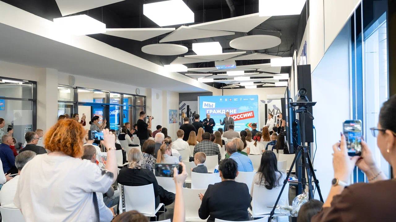 Дмитрий Ворошилов: Сегодня в преддверии Дня народного единства двадцать один школьник Пятигорска получил свой первый главный документ - паспорт гражданина России Дмитрий Ворошилов: Сегодня в преддверии Дня народного единства двадцать один школьник Пятигорска получил свой первый главный документ - паспорт гражданина России