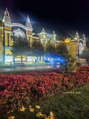 Вечерние огни Кисловодска. На снимках Курортный бульвар и Комсомольский парк