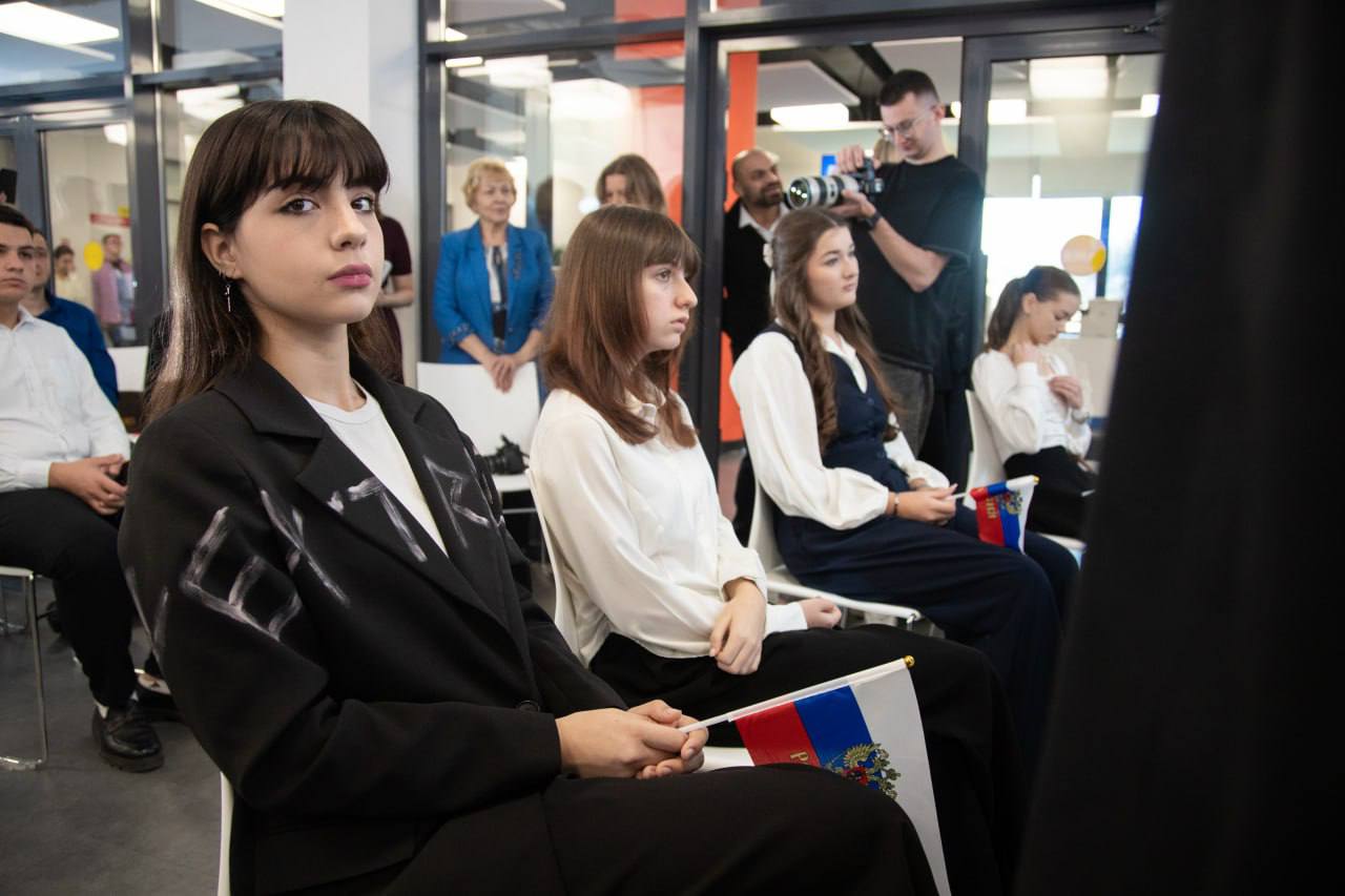 Дмитрий Ворошилов: Сегодня в преддверии Дня народного единства двадцать один школьник Пятигорска получил свой первый главный документ - паспорт гражданина России Дмитрий Ворошилов: Сегодня в преддверии Дня народного единства двадцать один школьник Пятигорска получил свой первый главный документ - паспорт гражданина России