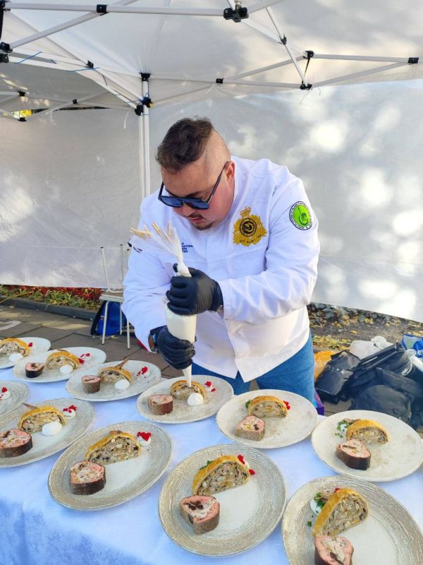 Калейдоскоп красок, вкусов и эмоций развернулся на площади Ленина в Пятигорске в День народного единства! Калейдоскоп красок, вкусов и эмоций развернулся на площади Ленина в Пятигорске в День народного единства!