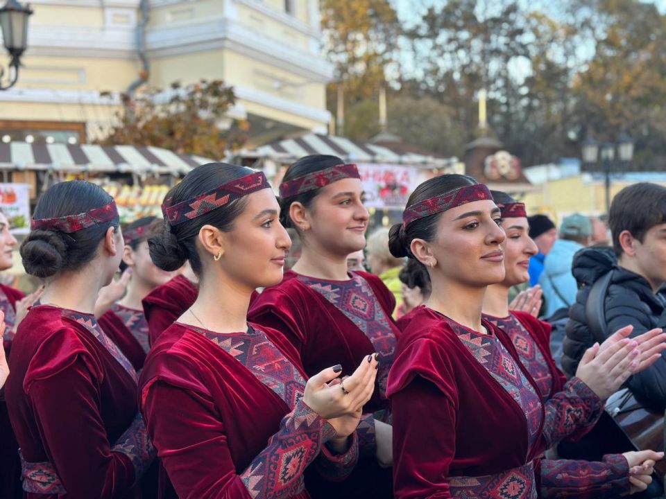 Объединяющий народный парад ко Дню народного единства Объединяющий народный парад ко Дню народного единства