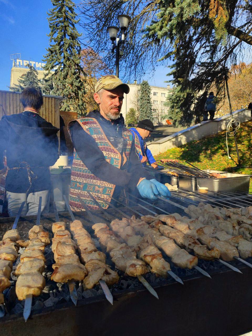 Калейдоскоп красок, вкусов и эмоций развернулся на площади Ленина в Пятигорске в День народного единства!