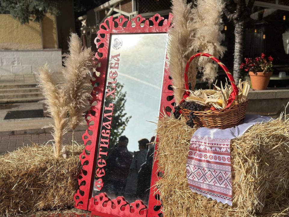 Сегодня Курортный бульвар Кисловодска наполнился ароматом свежего хлеба и звуками кавказских мелодий — здесь проходит Фестиваль хлеба – 2025! Сегодня Курортный бульвар Кисловодска наполнился ароматом свежего хлеба и звуками кавказских мелодий — здесь проходит Фестиваль хлеба – 2025!