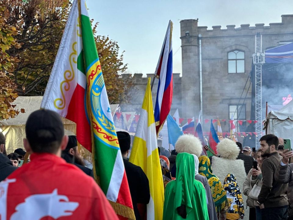 Объединяющий народный парад ко Дню народного единства Объединяющий народный парад ко Дню народного единства