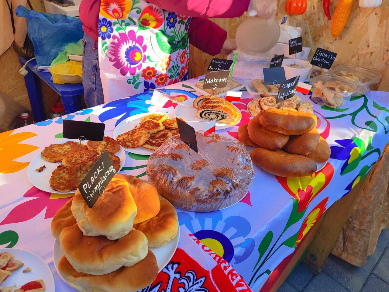 Калейдоскоп красок, вкусов и эмоций развернулся на площади Ленина в Пятигорске в День народного единства! Калейдоскоп красок, вкусов и эмоций развернулся на площади Ленина в Пятигорске в День народного единства!