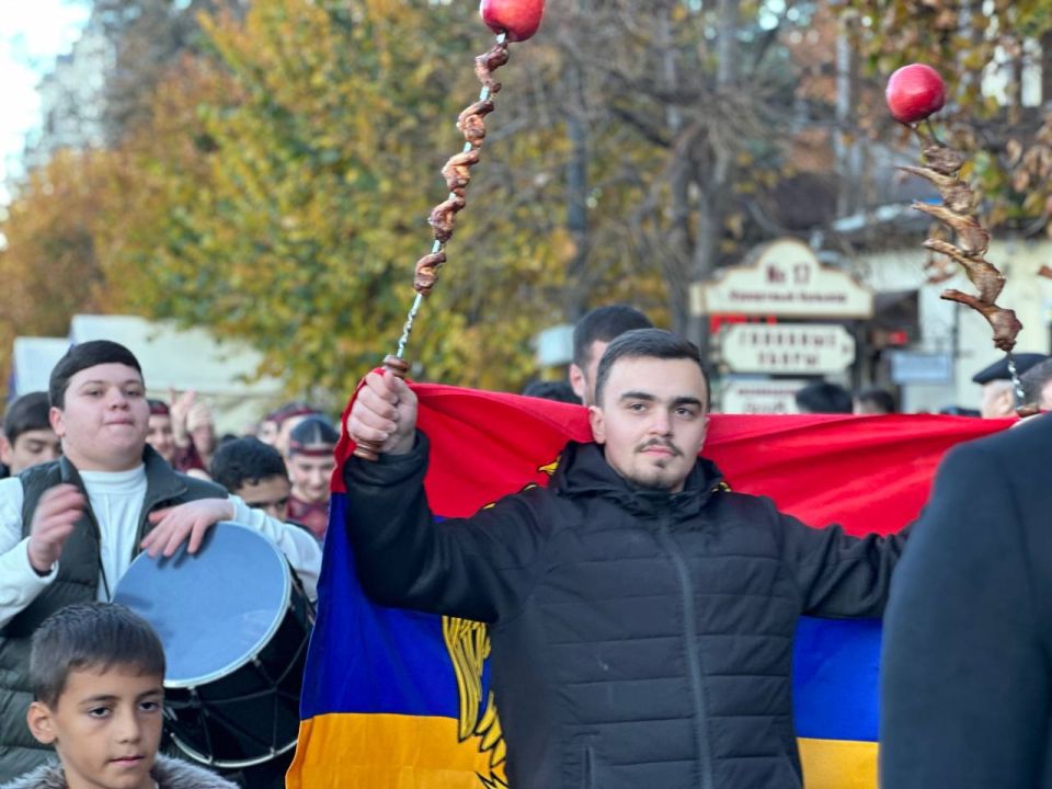 Объединяющий народный парад ко Дню народного единства Объединяющий народный парад ко Дню народного единства