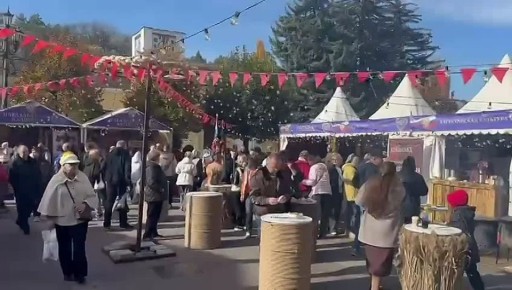 Евгений Моисеев: Вот такая, по настоящему праздничная, обстановка сейчас царит на главном Курортном бульваре Кисловодска!