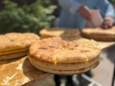 Сегодня Курортный бульвар Кисловодска наполнился ароматом свежего хлеба и звуками кавказских мелодий — здесь проходит Фестиваль хлеба – 2025!