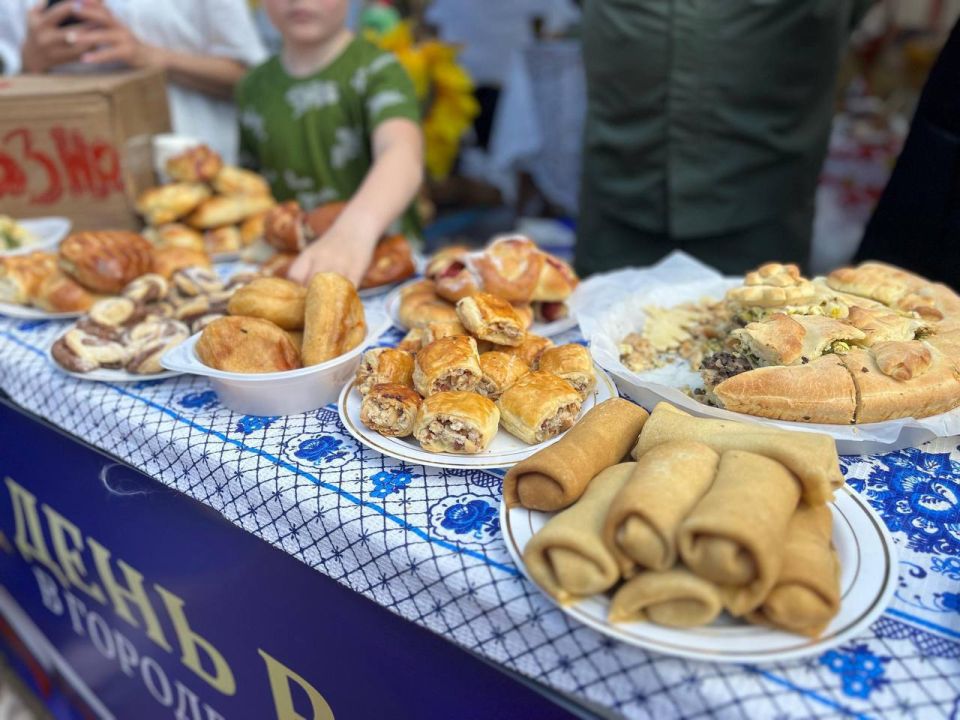 Сегодня Курортный бульвар Кисловодска наполнился ароматом свежего хлеба и звуками кавказских мелодий — здесь проходит Фестиваль хлеба – 2025! Сегодня Курортный бульвар Кисловодска наполнился ароматом свежего хлеба и звуками кавказских мелодий — здесь проходит Фестиваль хлеба – 2025!