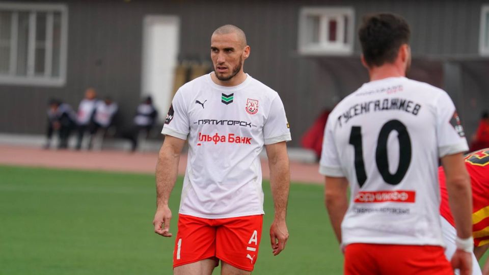 «Машук» снова первый. В 16-м туре первенства России по футболу в «золотой» группе дивизиона «А» второй лиги «Машук-КМВ» на выезде мерился силами с владикавказской «Аланией» «Машук» снова первый. В 16-м туре первенства России по футболу в «золотой» группе дивизиона «А» второй лиги «Машук-КМВ» на выезде мерился силами с владикавказской «Аланией»