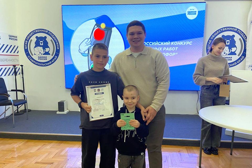 #депутатскаядеятельность. Георгий Колягин посетил открытие выставки ставропольского художника Александра Инячко «Сердце, потревоженное далью...». Иван Соловьев принял участие в профилактической акции «Ребенок в такси». ... #депутатскаядеятельность. Георгий Колягин посетил открытие выставки ставропольского художника Александра Инячко «Сердце, потревоженное далью...». Иван Соловьев принял участие в профилактической акции «Ребенок в такси». ...