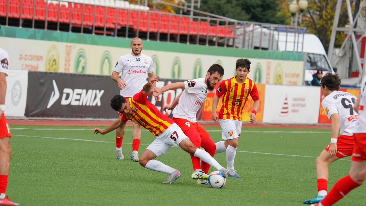 «Машук» снова первый. В 16-м туре первенства России по футболу в «золотой» группе дивизиона «А» второй лиги «Машук-КМВ» на выезде мерился силами с владикавказской «Аланией»