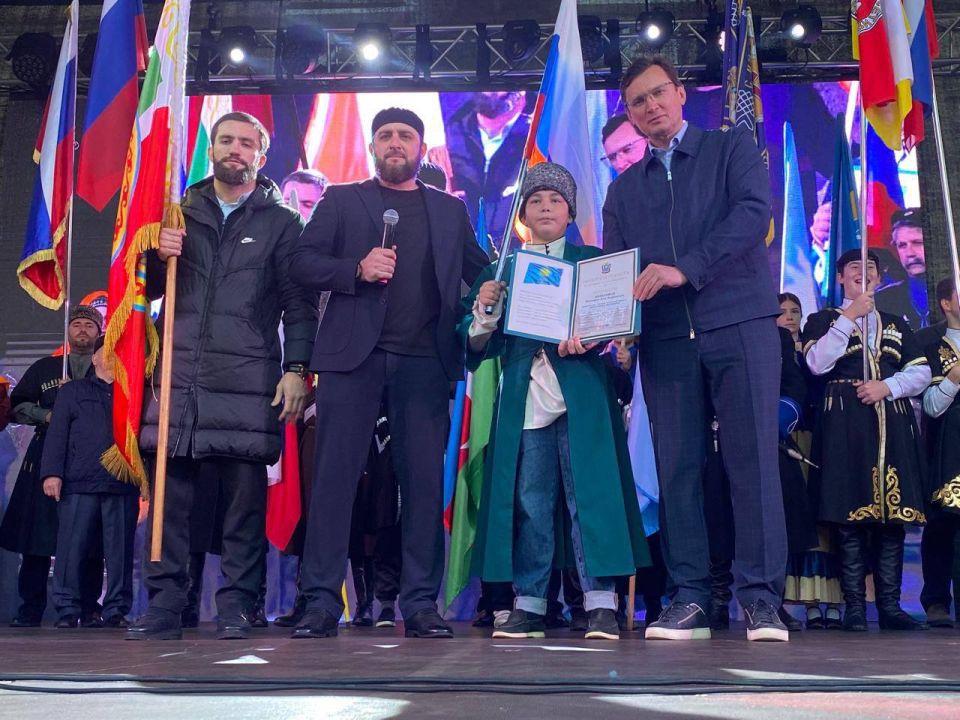 Евгений Моисеев: На главной сцене Фестиваля представители всех национальных общин города поздравили жителей и гостей Кисловодска с праздником Евгений Моисеев: На главной сцене Фестиваля представители всех национальных общин города поздравили жителей и гостей Кисловодска с праздником