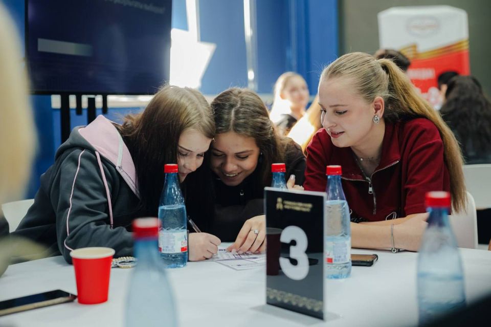 Восемь команд студентов ВУЗов и СУЗов состязались в знаниях избирательного законодательства Восемь команд студентов ВУЗов и СУЗов состязались в знаниях избирательного законодательства