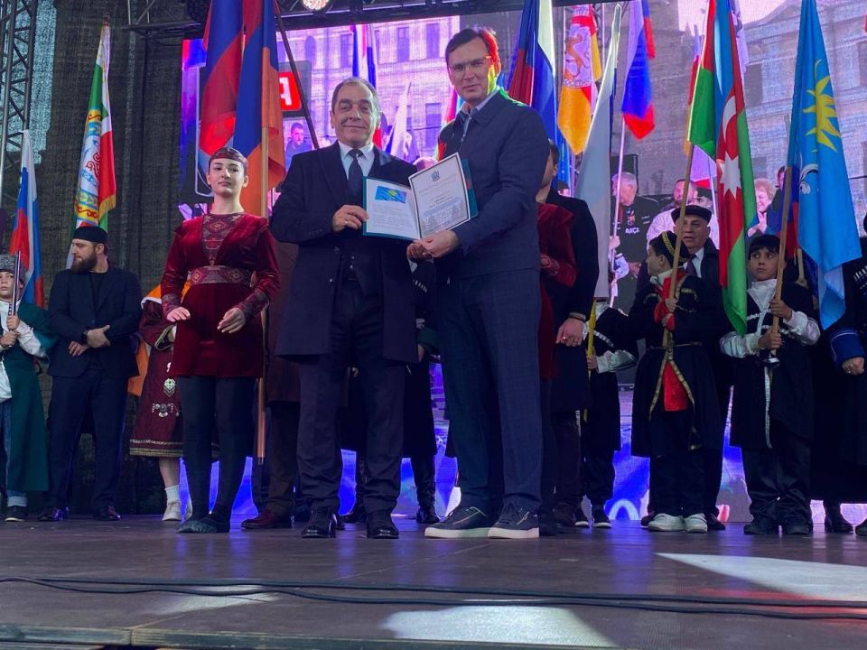 Евгений Моисеев: На главной сцене Фестиваля представители всех национальных общин города поздравили жителей и гостей Кисловодска с праздником Евгений Моисеев: На главной сцене Фестиваля представители всех национальных общин города поздравили жителей и гостей Кисловодска с праздником