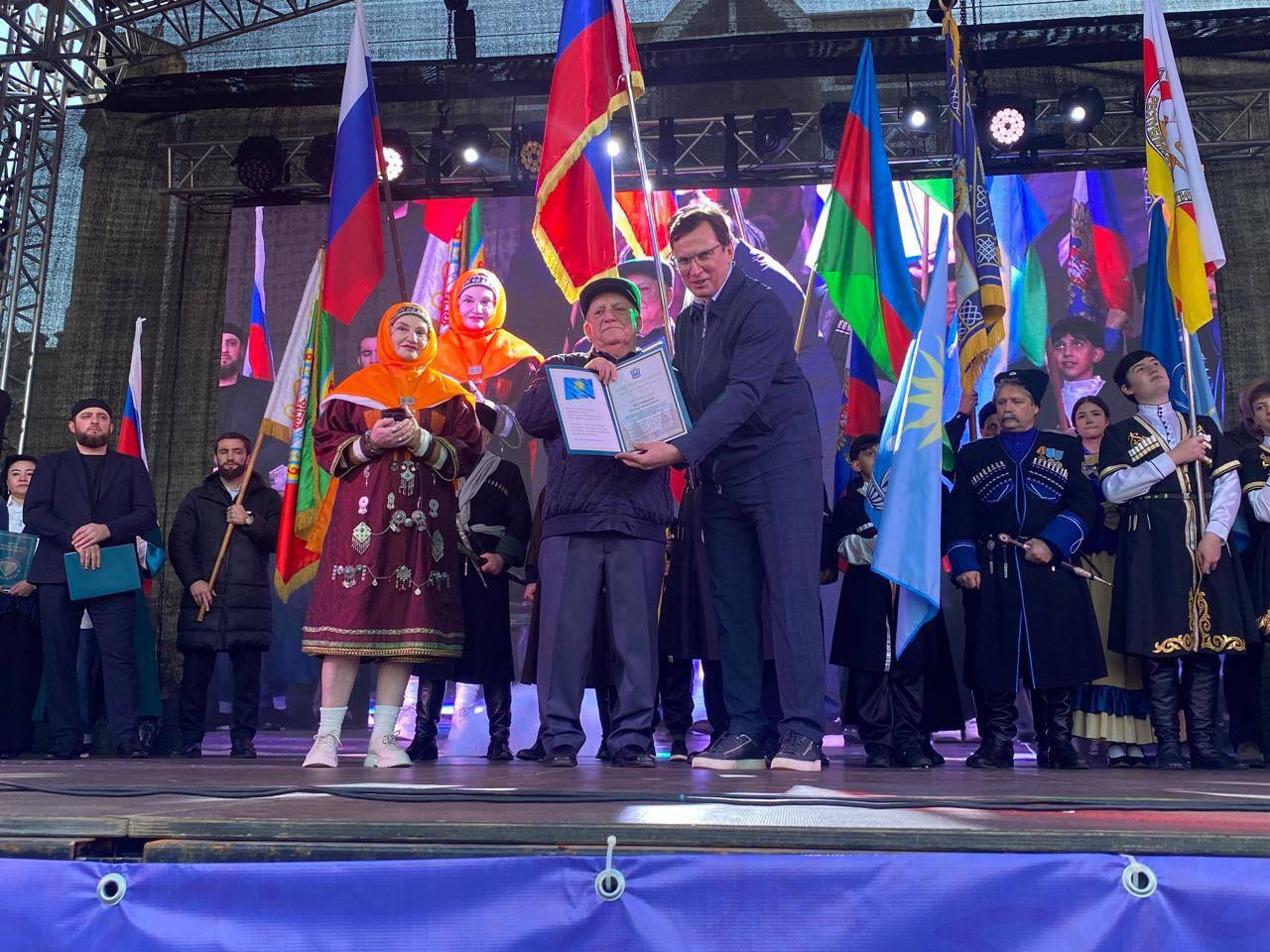 Евгений Моисеев: На главной сцене Фестиваля представители всех национальных общин города поздравили жителей и гостей Кисловодска с праздником Евгений Моисеев: На главной сцене Фестиваля представители всех национальных общин города поздравили жителей и гостей Кисловодска с праздником