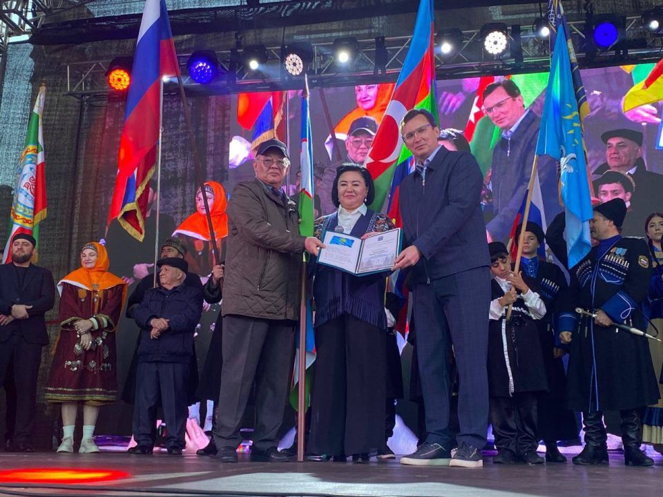 Евгений Моисеев: На главной сцене Фестиваля представители всех национальных общин города поздравили жителей и гостей Кисловодска с праздником Евгений Моисеев: На главной сцене Фестиваля представители всех национальных общин города поздравили жителей и гостей Кисловодска с праздником