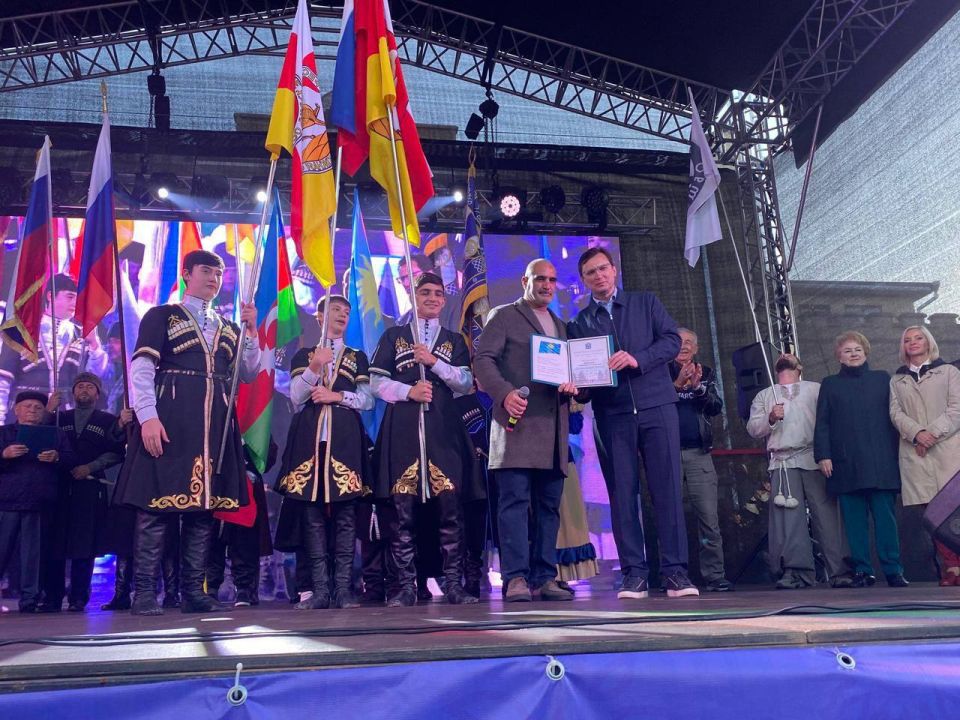 Евгений Моисеев: На главной сцене Фестиваля представители всех национальных общин города поздравили жителей и гостей Кисловодска с праздником Евгений Моисеев: На главной сцене Фестиваля представители всех национальных общин города поздравили жителей и гостей Кисловодска с праздником