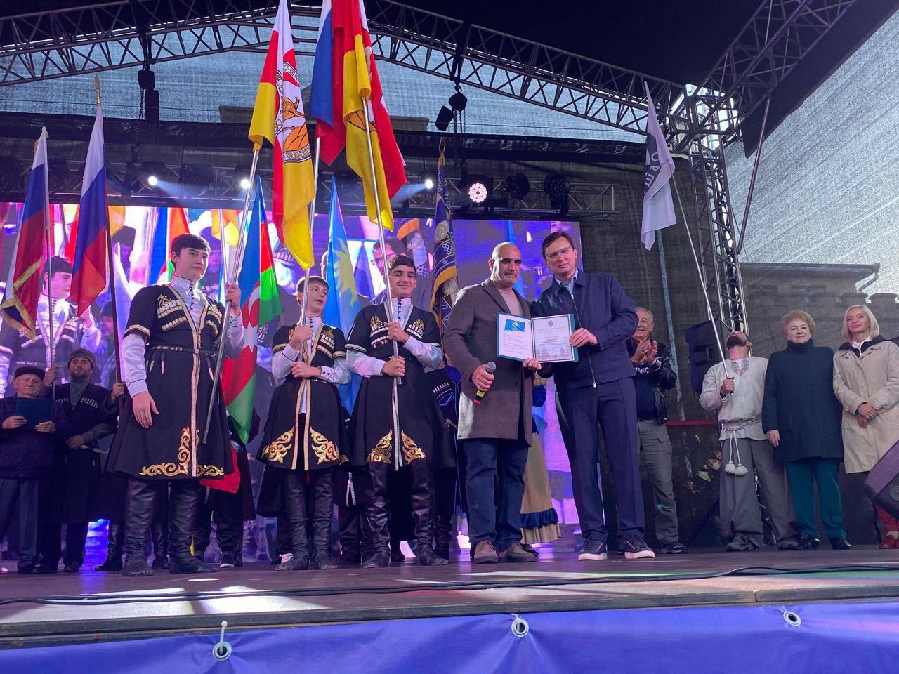 Евгений Моисеев: На главной сцене Фестиваля представители всех национальных общин города поздравили жителей и гостей Кисловодска с праздником Евгений Моисеев: На главной сцене Фестиваля представители всех национальных общин города поздравили жителей и гостей Кисловодска с праздником