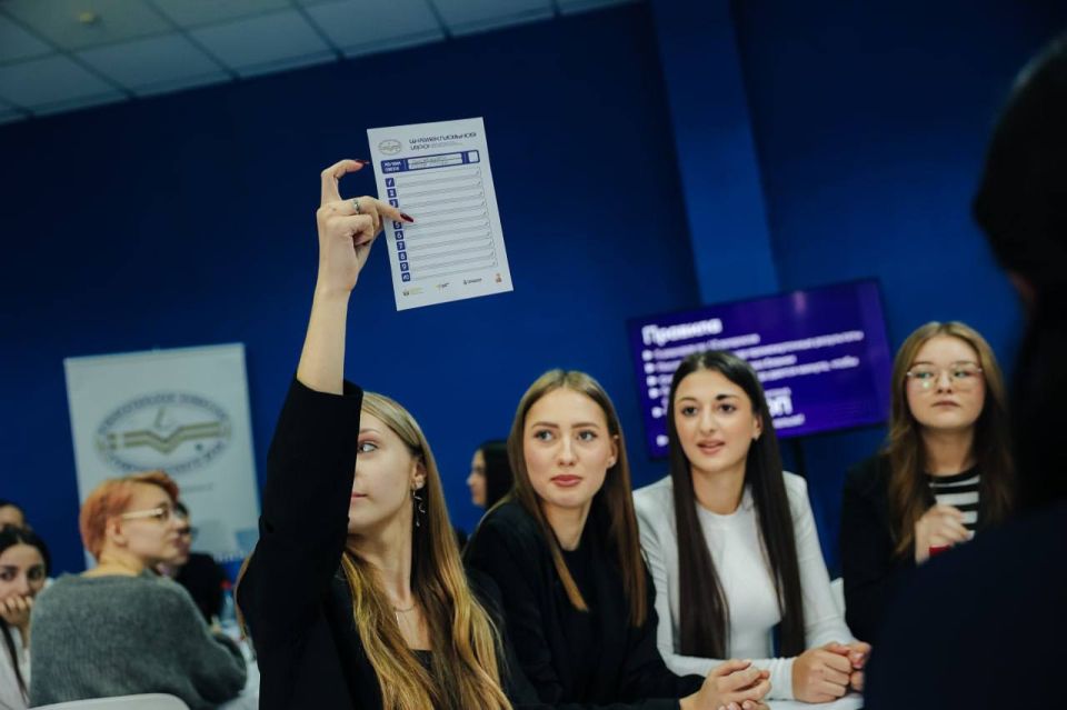 Восемь команд студентов ВУЗов и СУЗов состязались в знаниях избирательного законодательства Восемь команд студентов ВУЗов и СУЗов состязались в знаниях избирательного законодательства