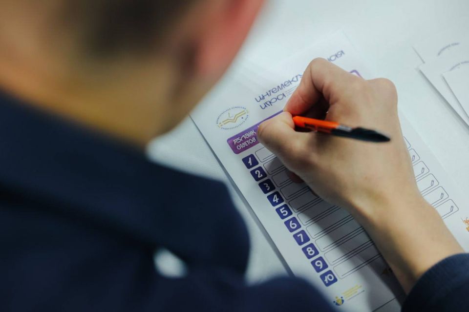 Восемь команд студентов ВУЗов и СУЗов состязались в знаниях избирательного законодательства Восемь команд студентов ВУЗов и СУЗов состязались в знаниях избирательного законодательства