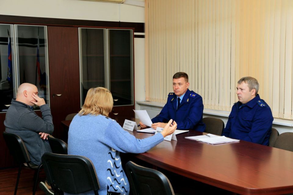 Прокурор края Юрий Немкин встретился с жителями Пятигорска, пострадавшими от киберпреступников Прокурор края Юрий Немкин встретился с жителями Пятигорска, пострадавшими от киберпреступников