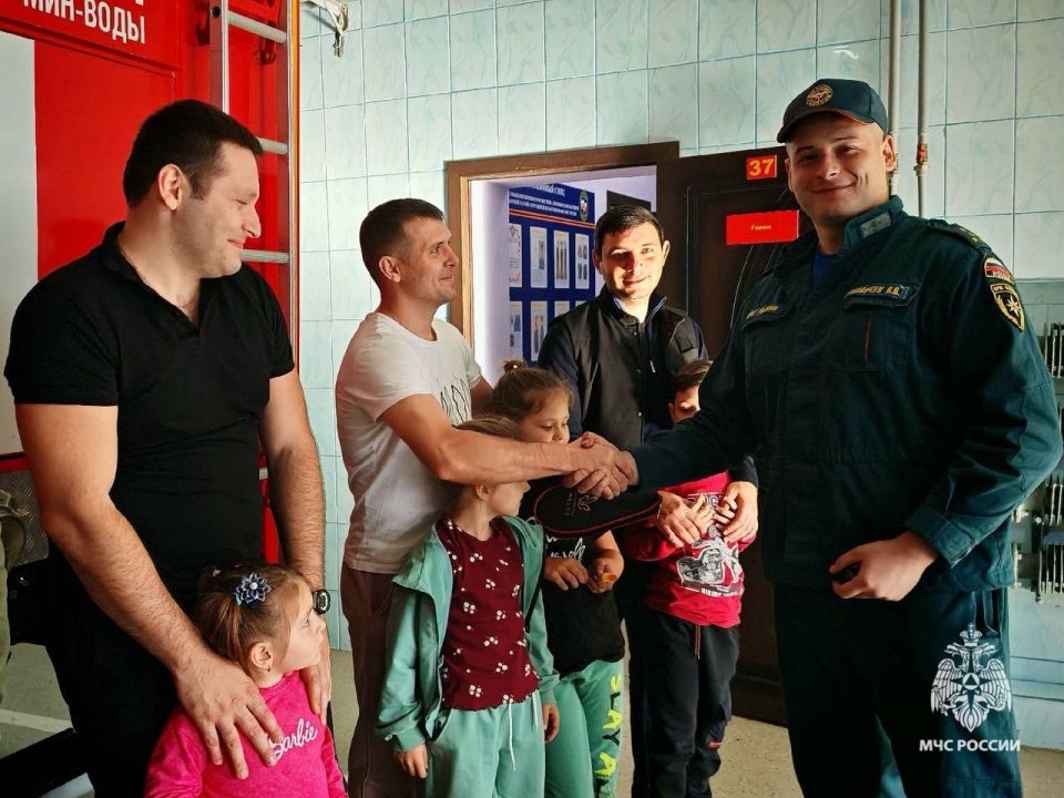 Праздник удался!. На минувших выходных в специализированной пожарно-спасательной части МЧС Ставрополья в честь Дня народного единства и 35летия МЧС России состоялись соревнования по настольному теннису среди сотрудников... Праздник удался!. На минувших выходных в специализированной пожарно-спасательной части МЧС Ставрополья в честь Дня народного единства и 35летия МЧС России состоялись соревнования по настольному теннису среди сотрудников...