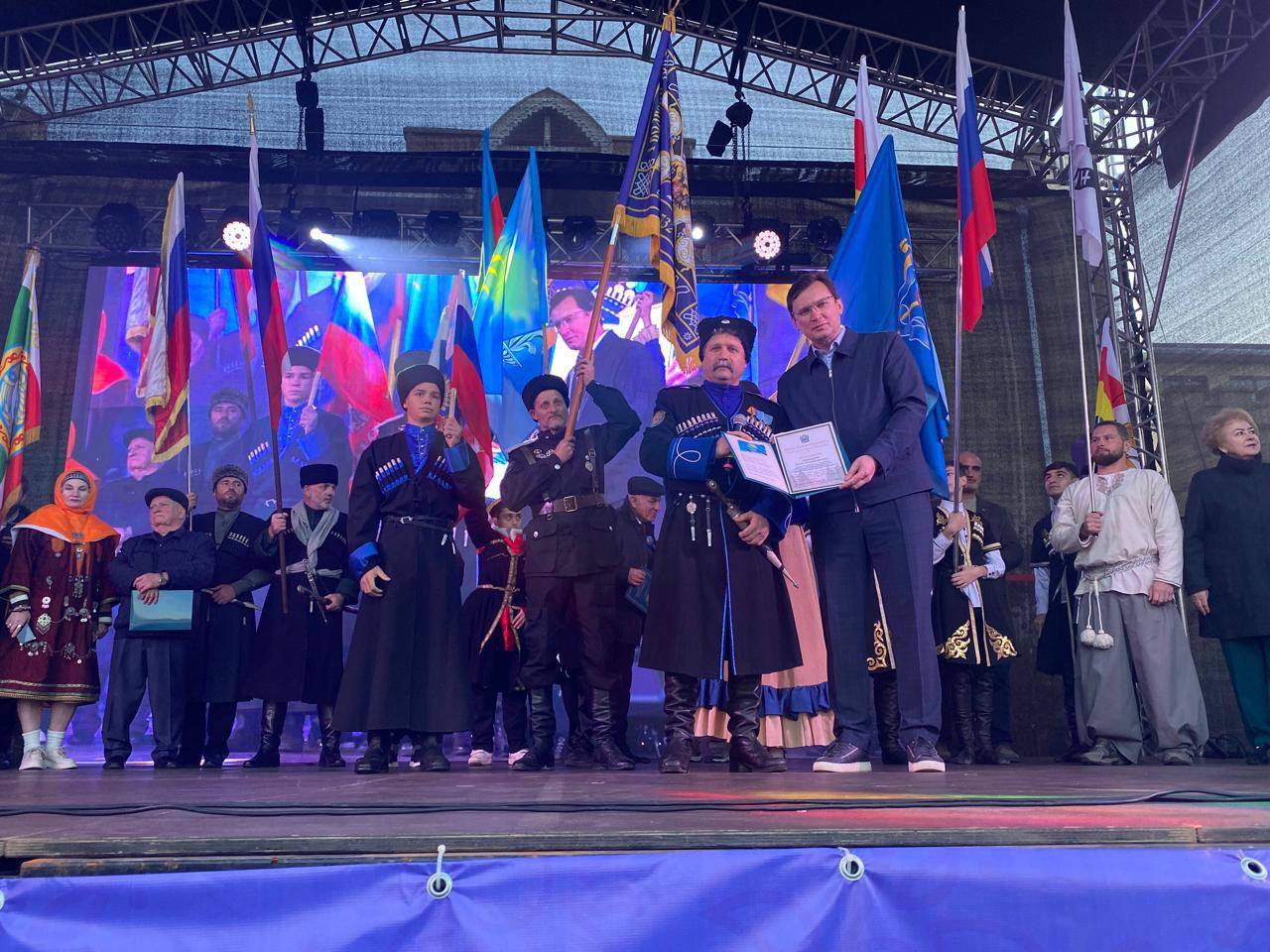 Евгений Моисеев: На главной сцене Фестиваля представители всех национальных общин города поздравили жителей и гостей Кисловодска с праздником Евгений Моисеев: На главной сцене Фестиваля представители всех национальных общин города поздравили жителей и гостей Кисловодска с праздником