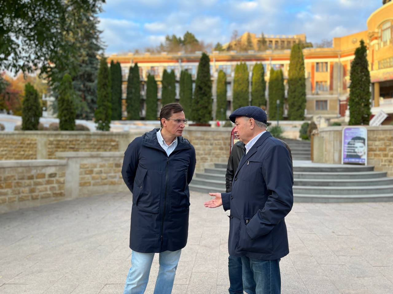 Евгений Моисеев: Дорогие друзья!. Почетному гражданину города Кисловодска Анатолию Дмитриевичу Артамонову - председателю Комитета Совета Федерации по бюджету и финансовым рынкам, Президент Социалистической Республики Вьетнам...