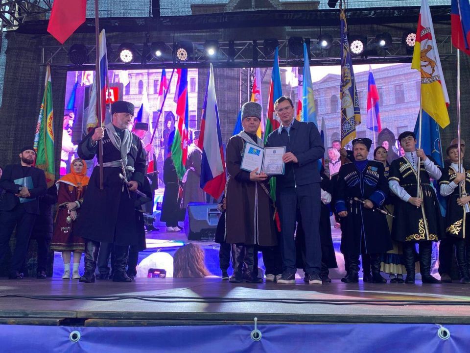 Евгений Моисеев: На главной сцене Фестиваля представители всех национальных общин города поздравили жителей и гостей Кисловодска с праздником Евгений Моисеев: На главной сцене Фестиваля представители всех национальных общин города поздравили жителей и гостей Кисловодска с праздником