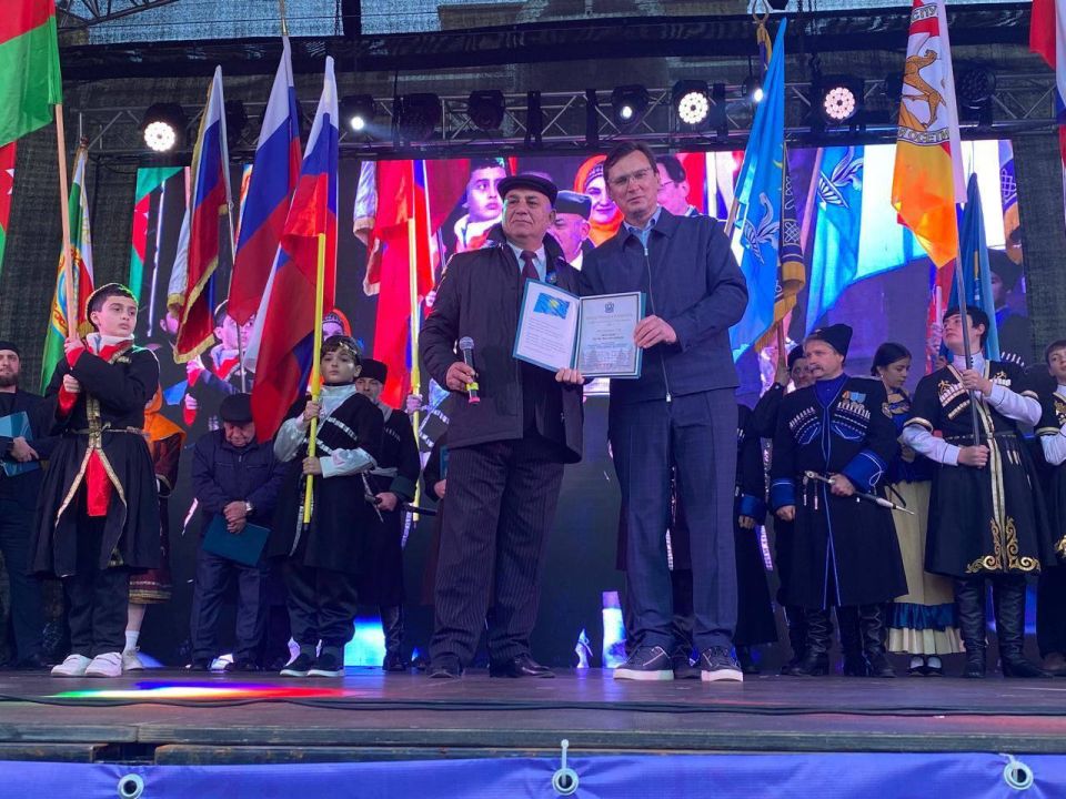 Евгений Моисеев: На главной сцене Фестиваля представители всех национальных общин города поздравили жителей и гостей Кисловодска с праздником Евгений Моисеев: На главной сцене Фестиваля представители всех национальных общин города поздравили жителей и гостей Кисловодска с праздником