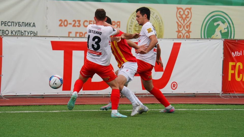 «Машук» снова первый. В 16-м туре первенства России по футболу в «золотой» группе дивизиона «А» второй лиги «Машук-КМВ» на выезде мерился силами с владикавказской «Аланией» «Машук» снова первый. В 16-м туре первенства России по футболу в «золотой» группе дивизиона «А» второй лиги «Машук-КМВ» на выезде мерился силами с владикавказской «Аланией»